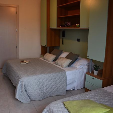 Hotel Gambrinus Римини Екстериор снимка
