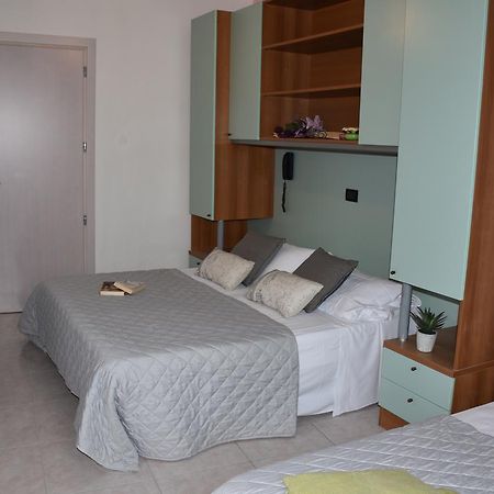 Hotel Gambrinus Римини Екстериор снимка