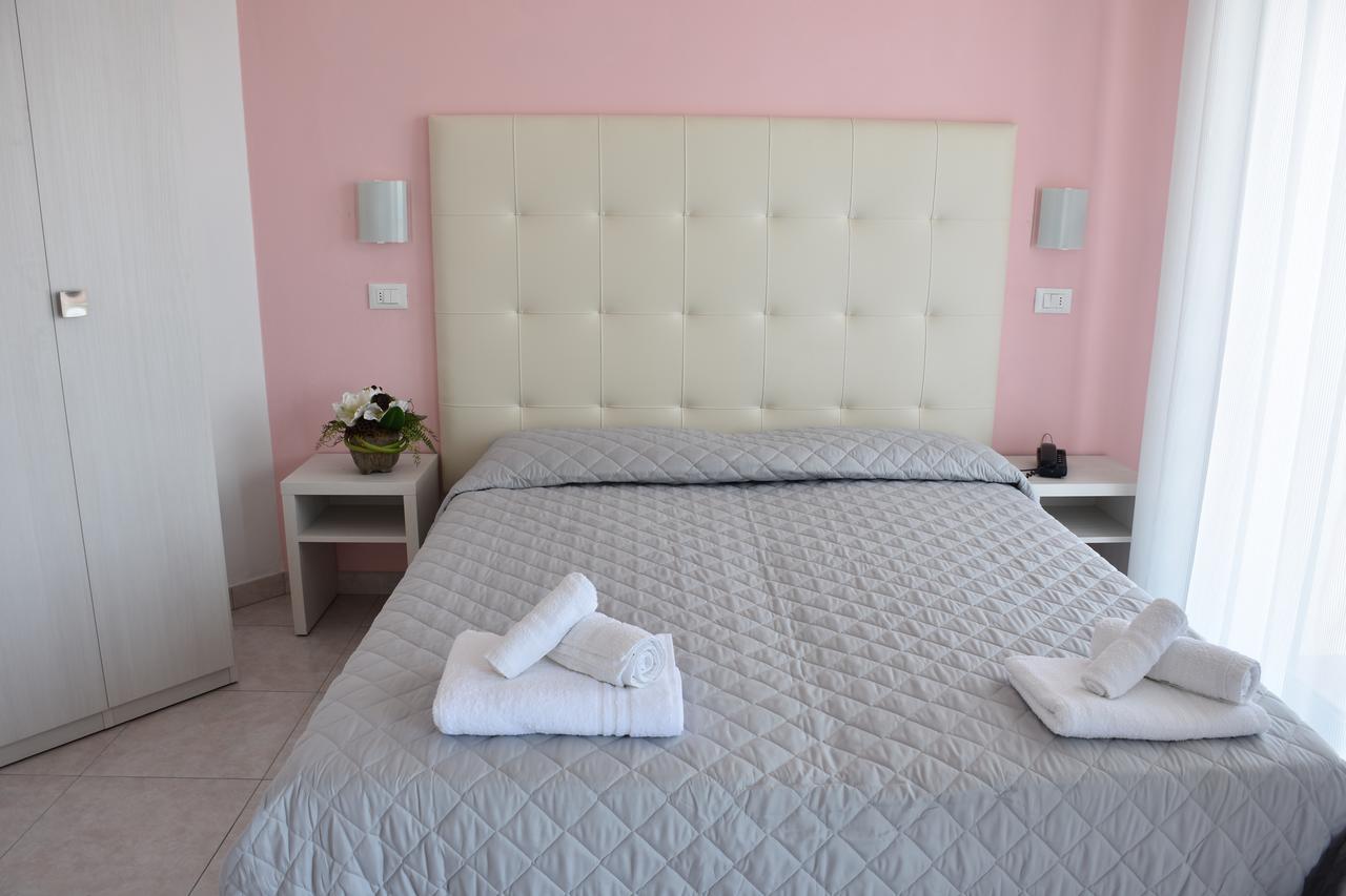Hotel Gambrinus Римини Екстериор снимка