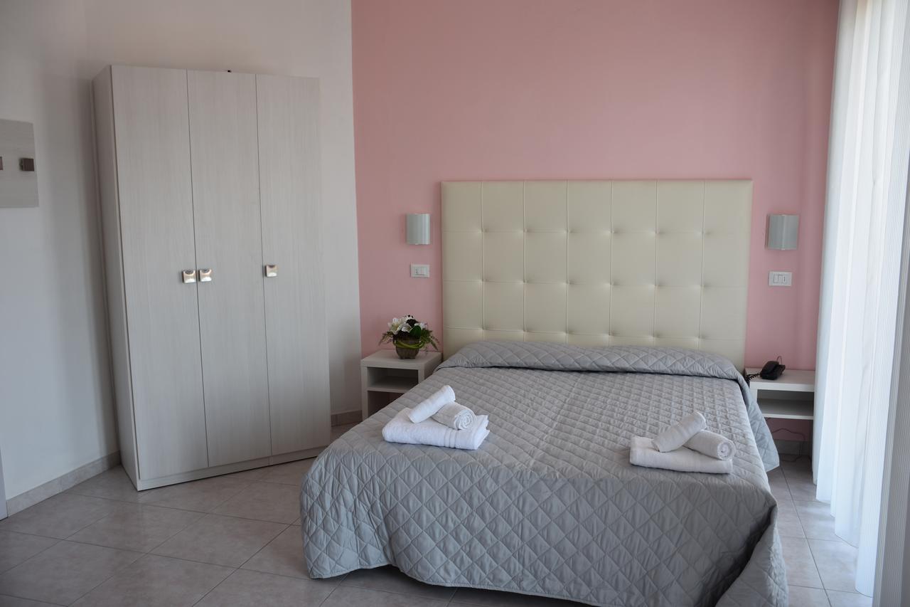 Hotel Gambrinus Римини Екстериор снимка