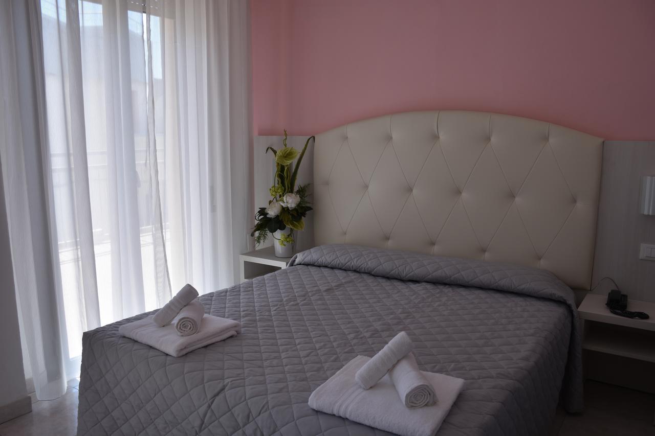Hotel Gambrinus Римини Екстериор снимка