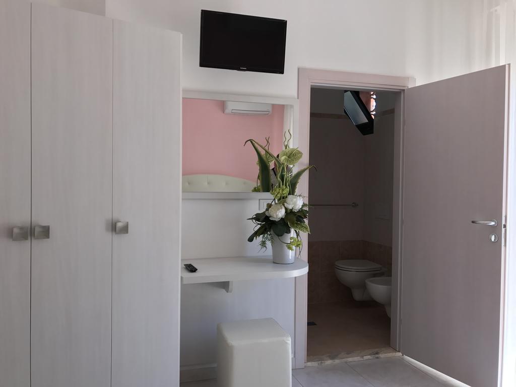 Hotel Gambrinus Римини Екстериор снимка