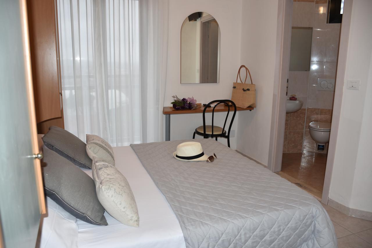 Hotel Gambrinus Римини Екстериор снимка