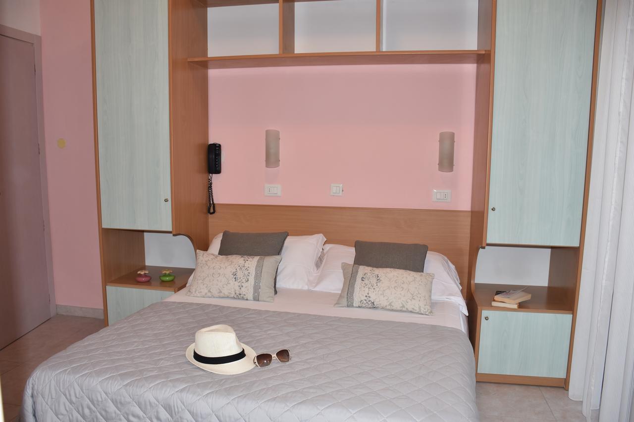 Hotel Gambrinus Римини Екстериор снимка