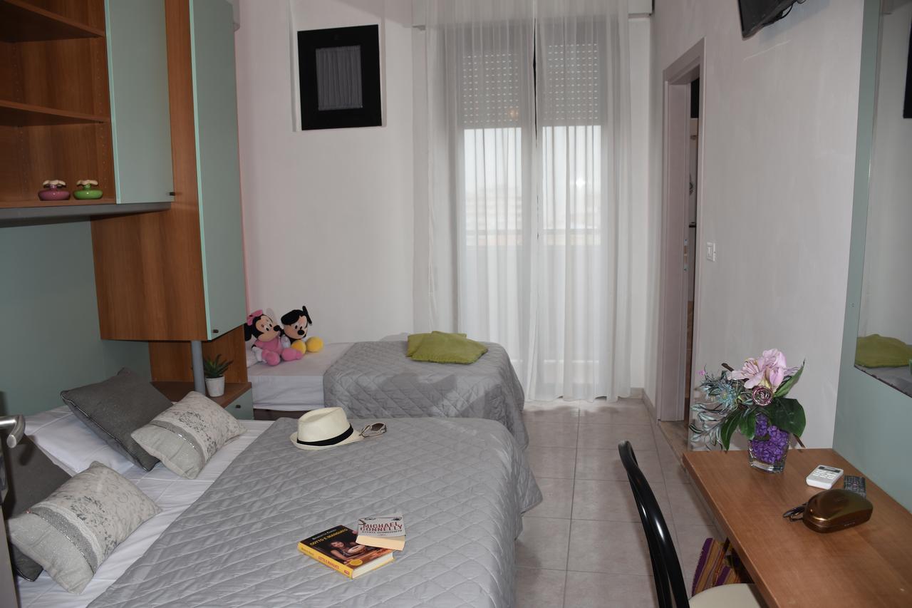 Hotel Gambrinus Римини Екстериор снимка