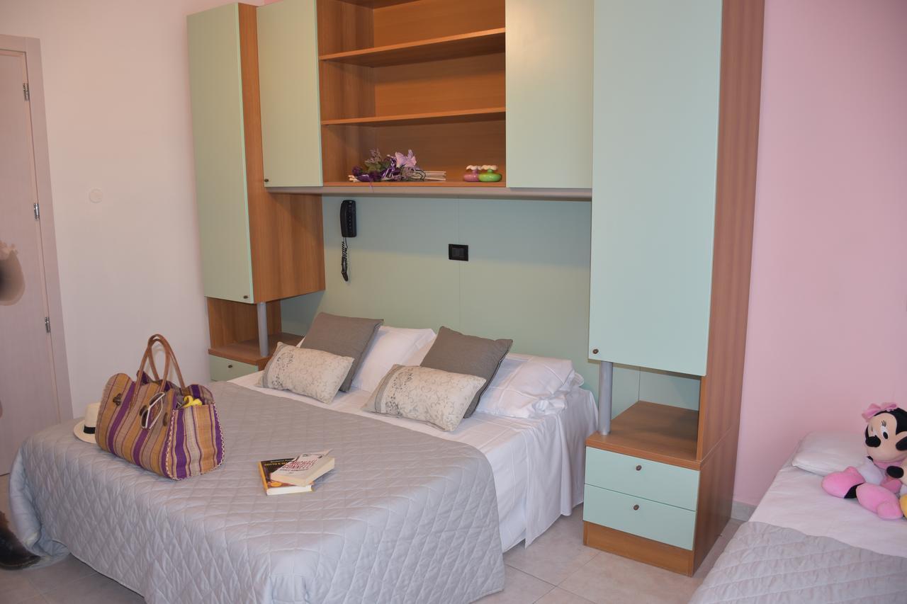 Hotel Gambrinus Римини Екстериор снимка