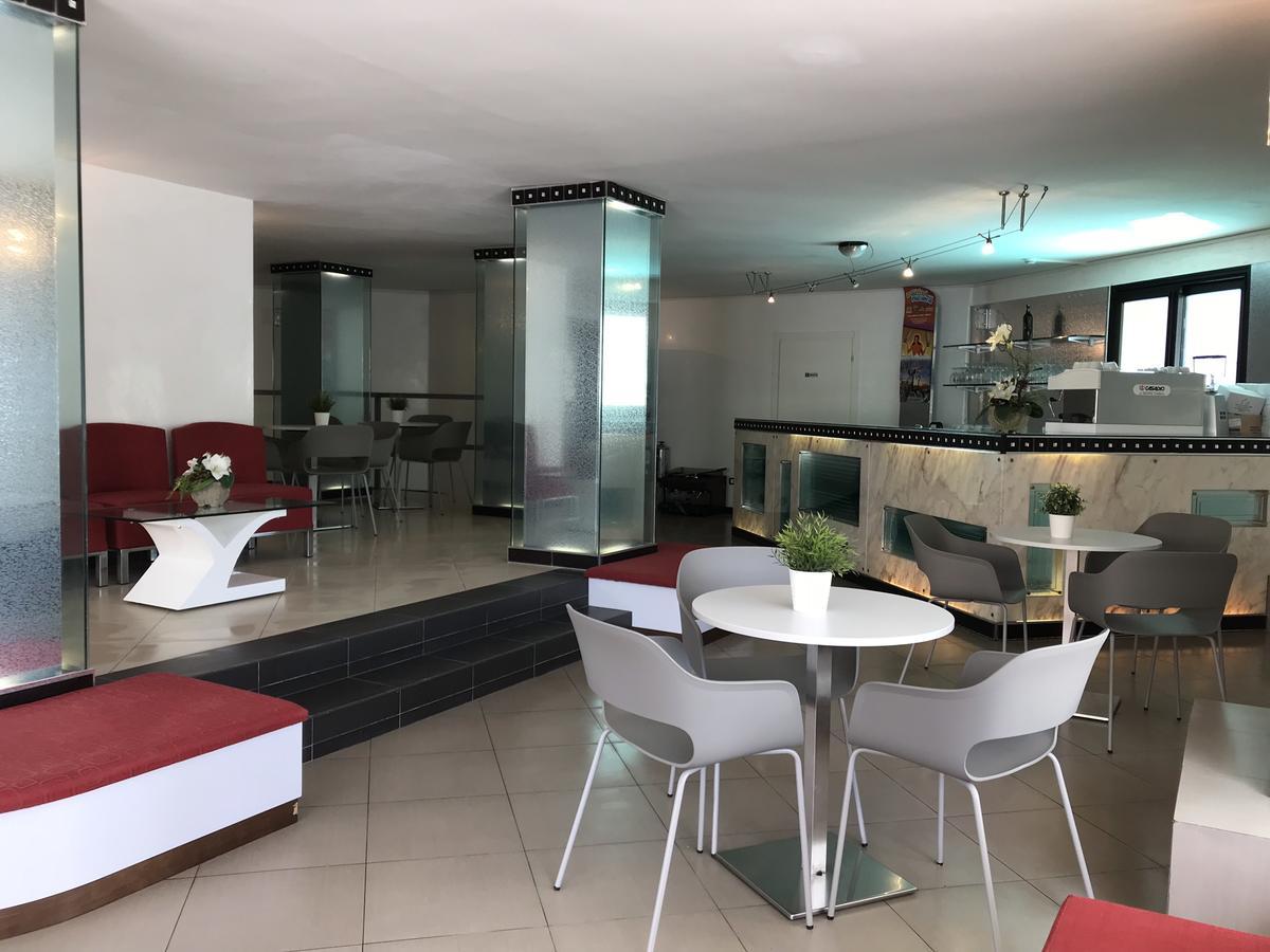 Hotel Gambrinus Римини Екстериор снимка