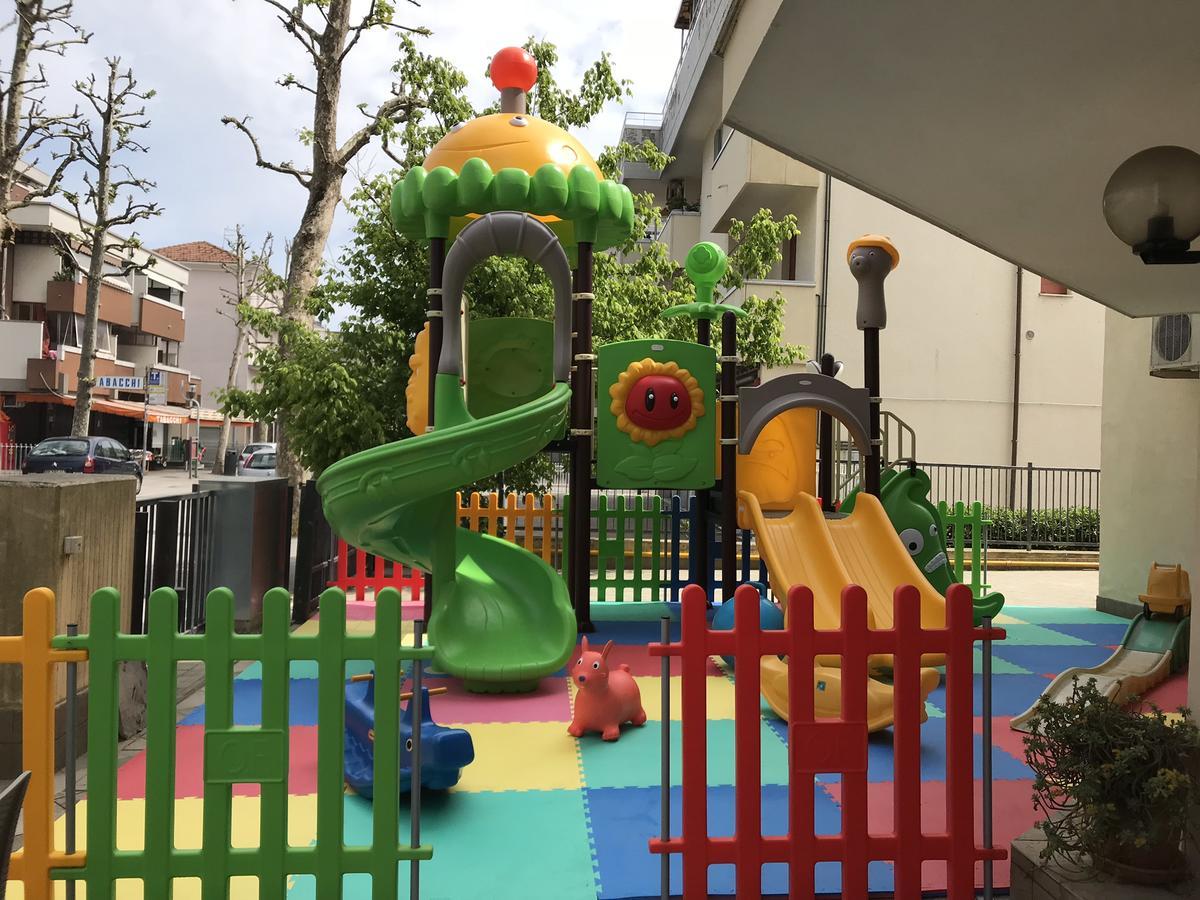 Hotel Gambrinus Римини Екстериор снимка