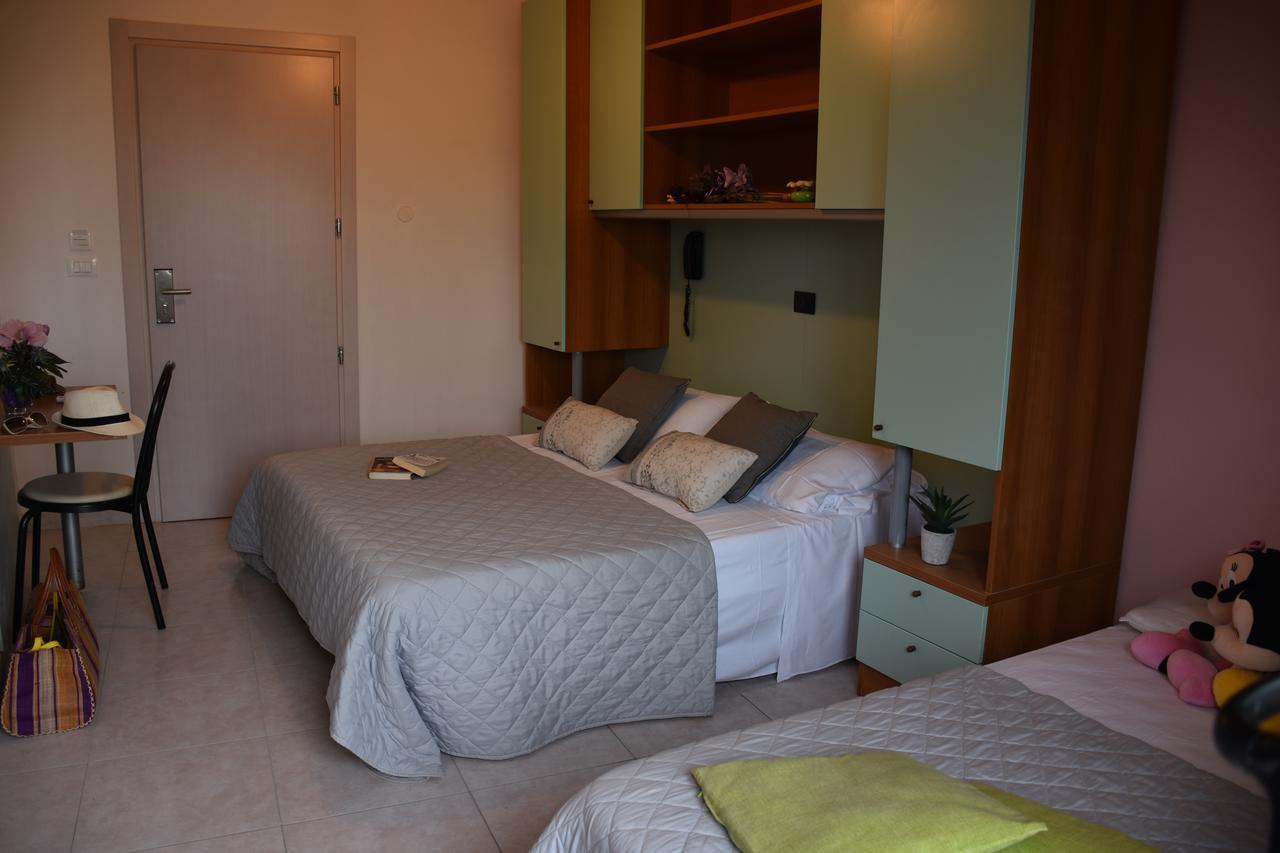 Hotel Gambrinus Римини Екстериор снимка