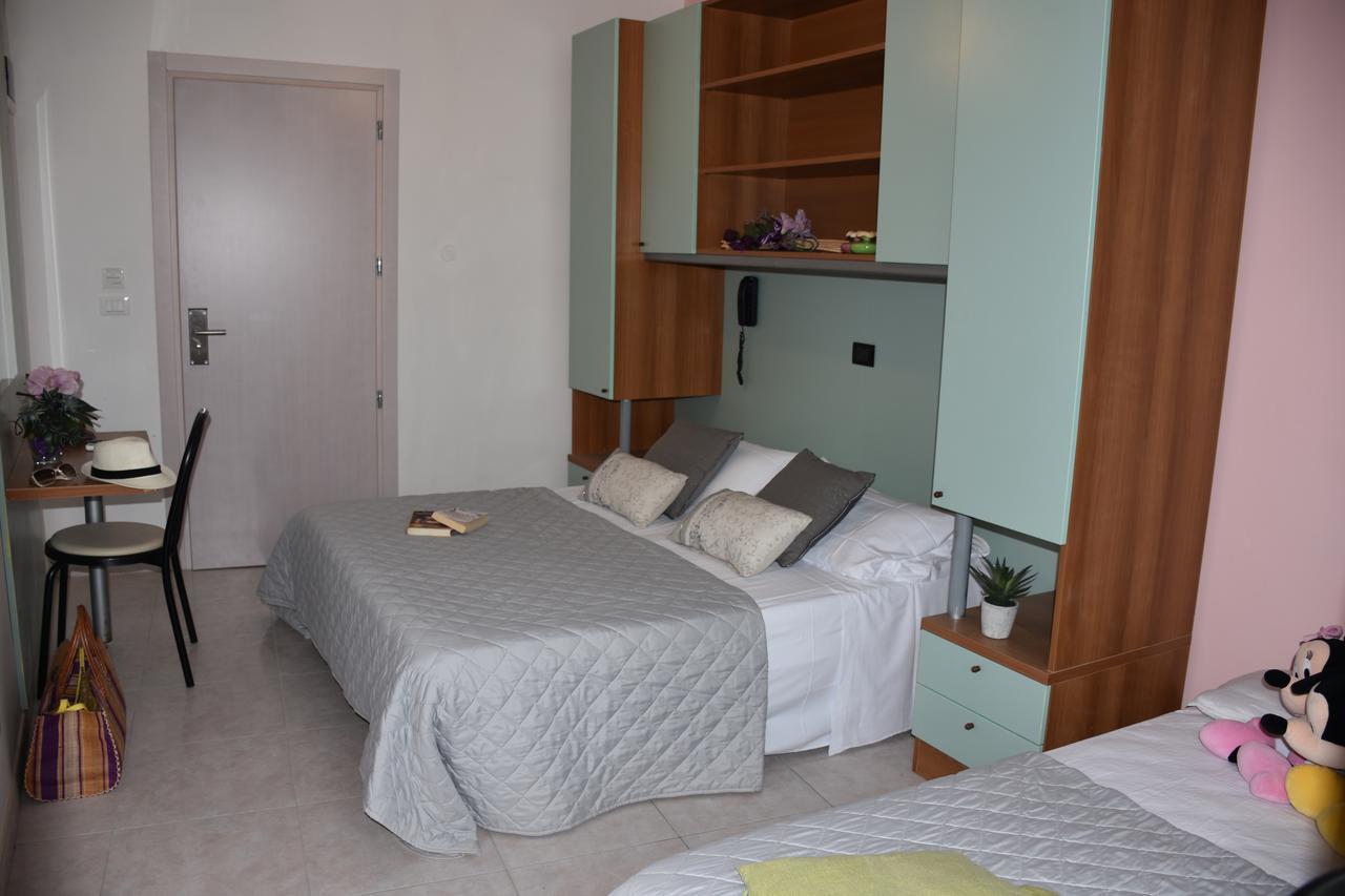 Hotel Gambrinus Римини Екстериор снимка